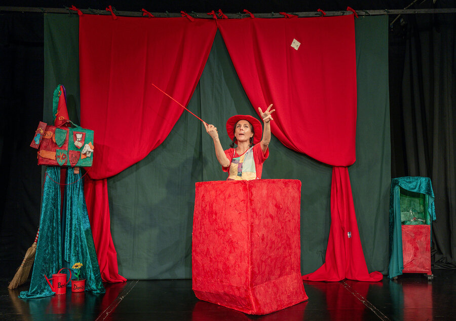 Szenen aus dem Kindertheaterstück „Die kleine Hexe“ im Rahmen des Kinderprogramms in Obertauern