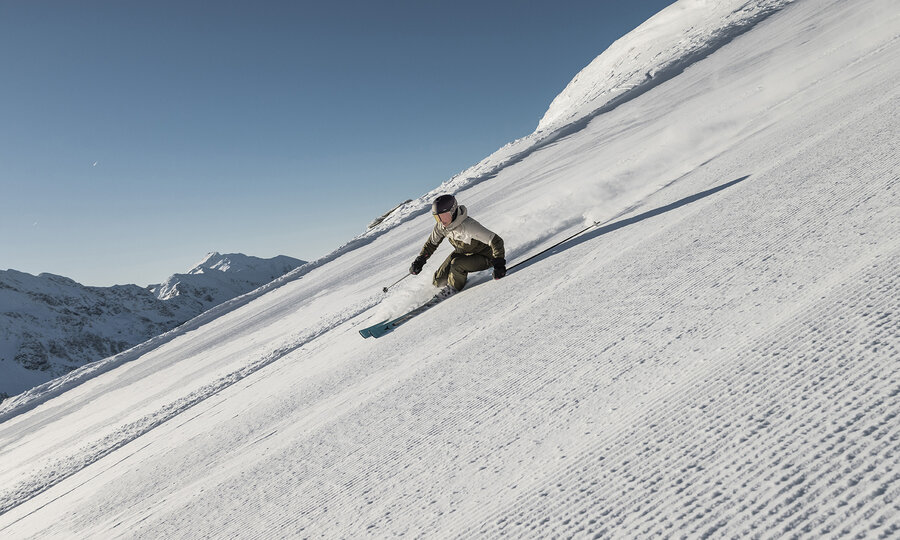 Skifahrer fährt auf einer frisch präparierten Piste in Obertauern.