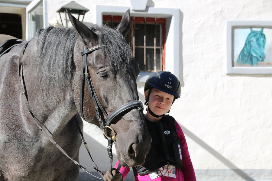 Kind beim Reiten 