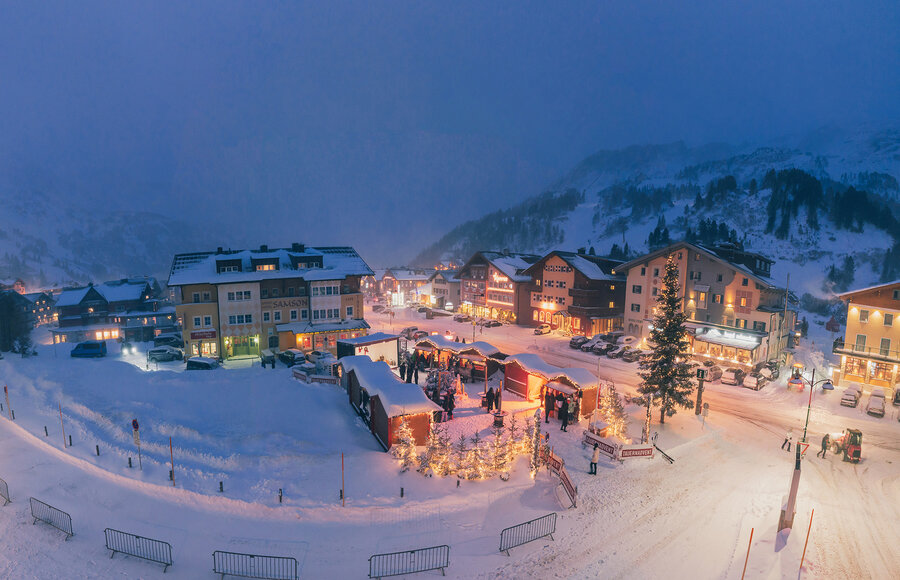 Winterlicher Blick über den festlich beleuchteten Tauernadvent im verschneiten Obertauern.