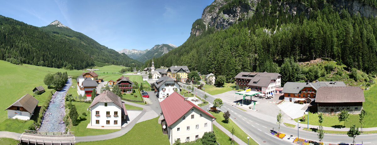 Panoramablick auf den Ort Tweng im Lungau