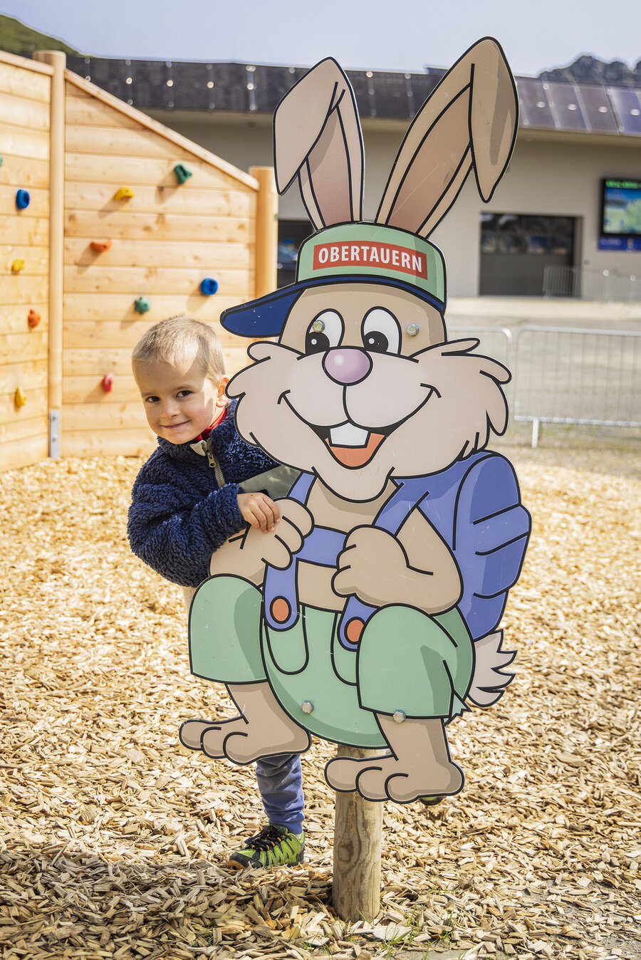 Kind bei Bobby-Figur in Bobbys Erlebniswelt