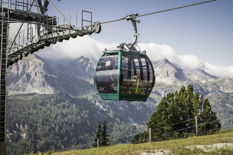 Grünwaldkopfbahn in Obertauern vor alpiner Bergkulisse