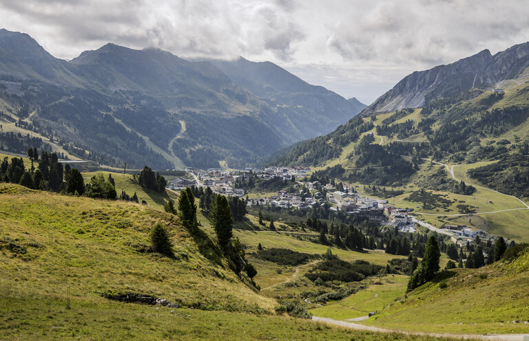 Blick auf Obertauern in alpiner Berglandschaft