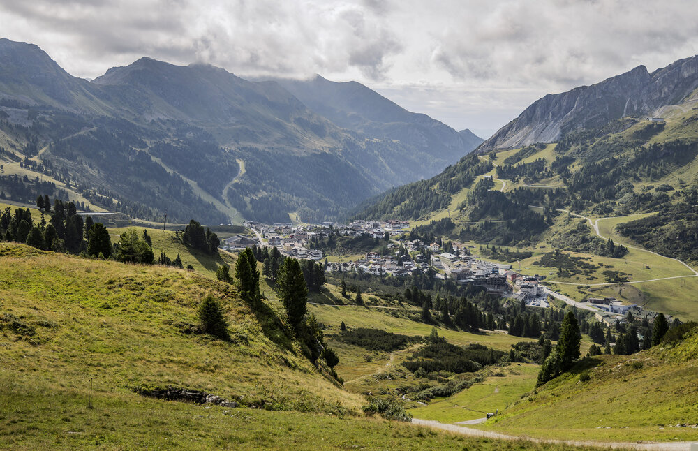 Blick auf Obertauern in alpiner Berglandschaft
