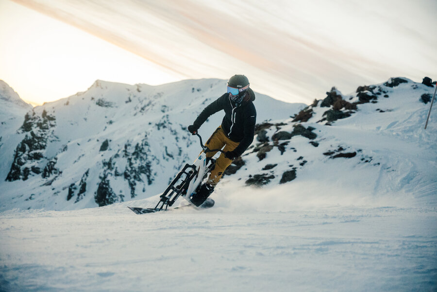 Snowbike-Fahrt auf den schneebedeckten Pisten von Obertauern.