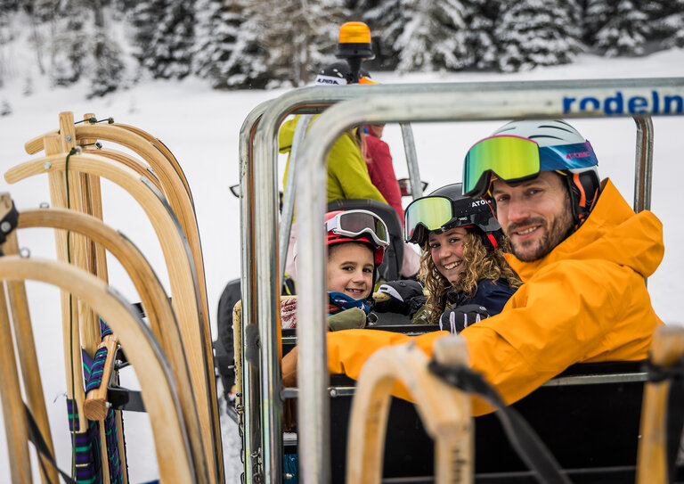 Mit dem Skidoo erfolgt der Transport zur Rodelstrecke auf der Gnadenalm durch die winterliche Berglandschaft.