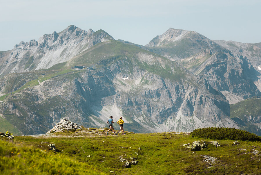 Trailrunner auf Almwiese mit Bergpanorama in Obertauern