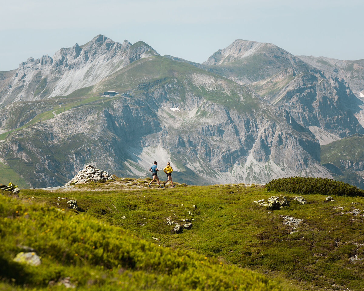Trailrunner auf Almwiese mit Bergpanorama in Obertauern