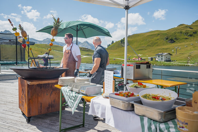 Gemeinsames Grillen auf der Hochalm beim Familien-Bergfest in den Bergen.
