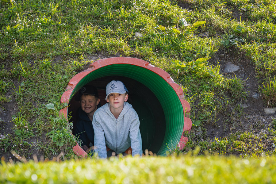 Kinder spielen auf dem Mankei-Spielplatz in Obertauern.