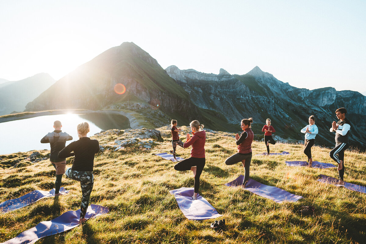 Gruppe praktiziert Yoga in der Bergwelt von Obertauern