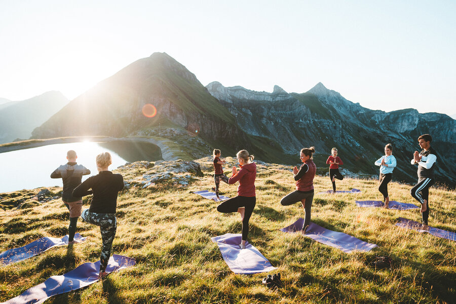 Gruppe praktiziert Yoga in der Bergwelt von Obertauern
