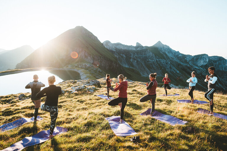 Gruppe praktiziert Yoga in der Bergwelt von Obertauern