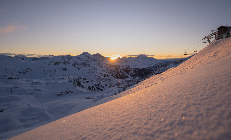 Sonnenaufgang über der Winterlandschaft in Obertauern