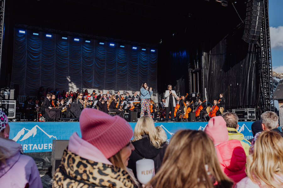 Open-Air-Konzert mit Orchester und Publikum in Obertauern