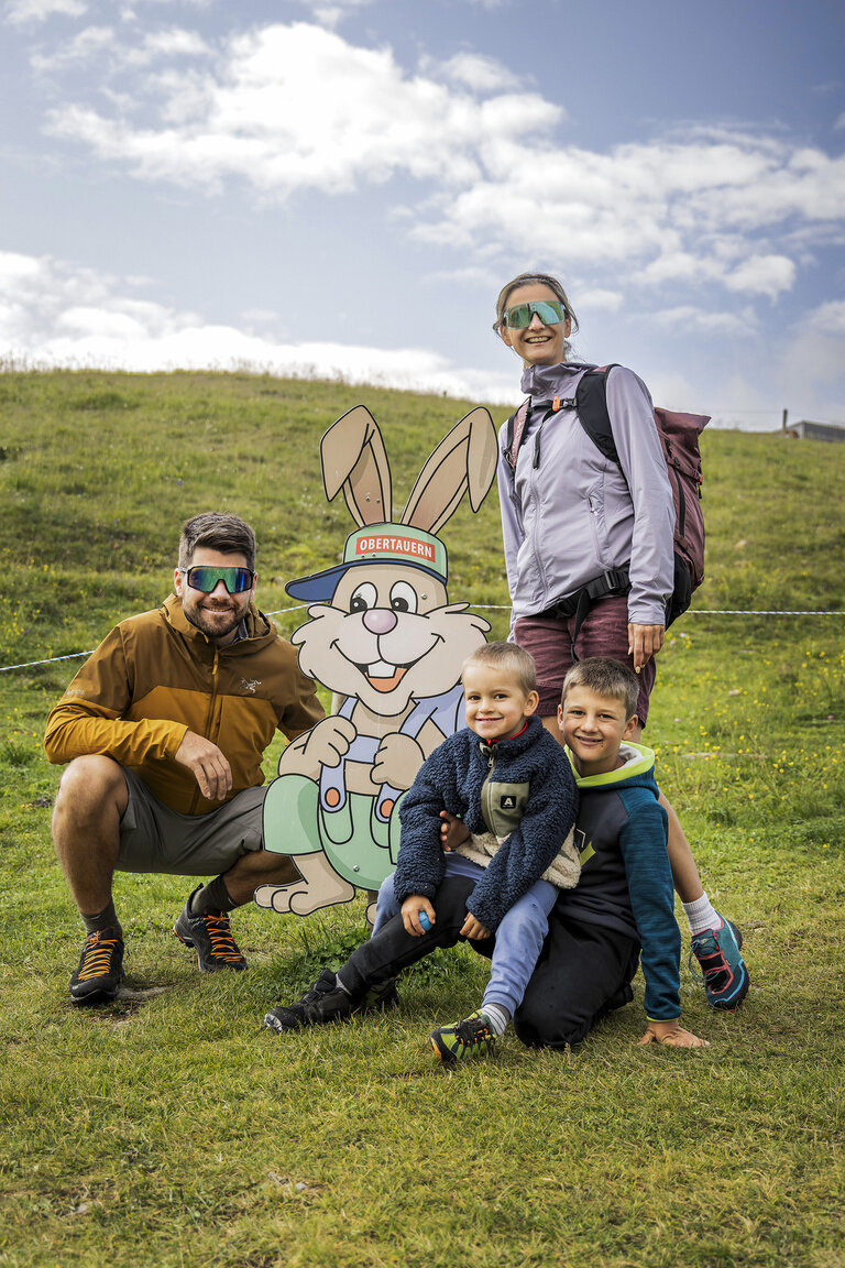 Familie mit Bobby in Bobbys Erlebniswelt
