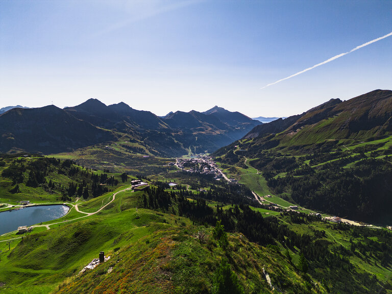 Luftbild von Obertauern im Sommer in der alpinen Berglandschaft.