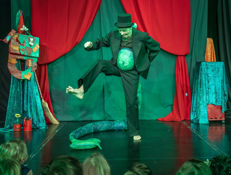 Kindertheateraufführung „Die kleine Hexe“ im Kinderprogramm von Obertauern