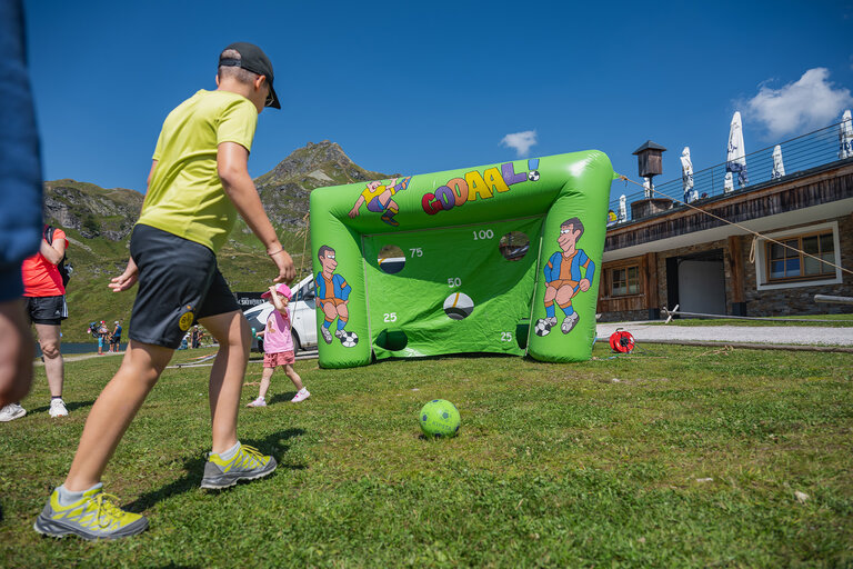 Fußballstation beim Familien-Bergfest in den Bergen.