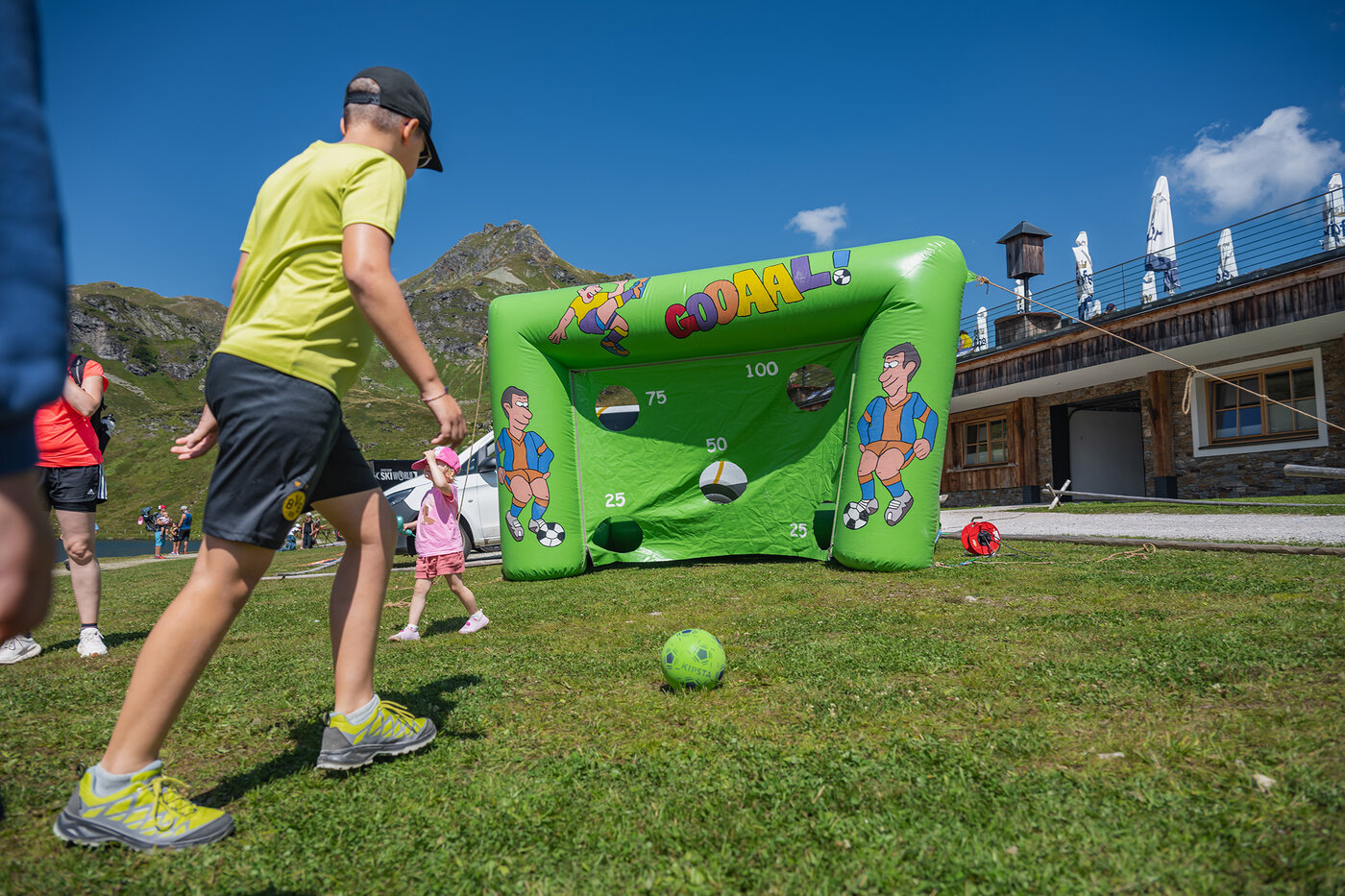 Fußballstation beim Familien-Bergfest in den Bergen.