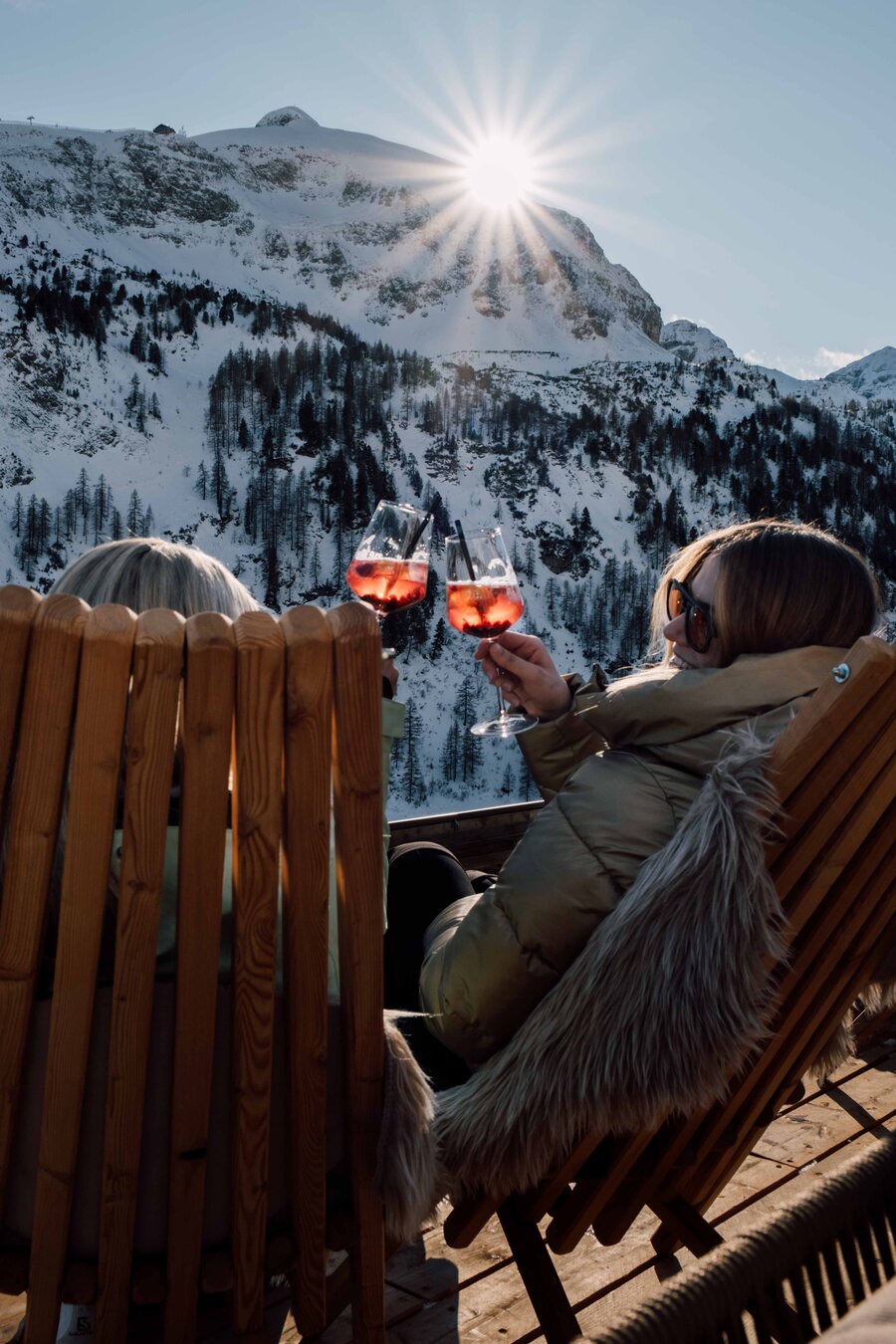 Freundinnen genießen sonniges Winterwetter in Obertauern