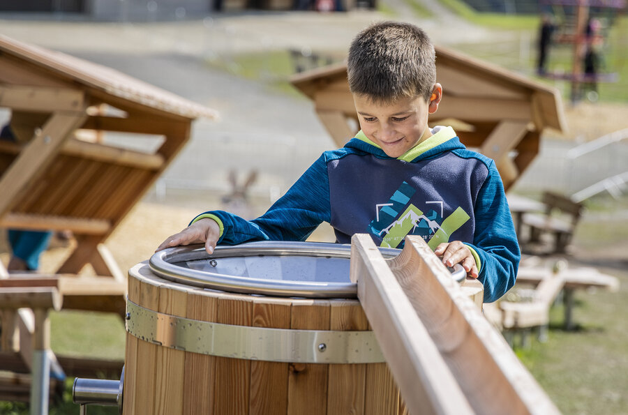 Kind spielt an einer Kugelbahn in Bobbys Erlebniswelt