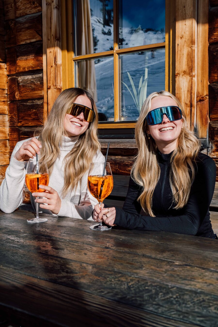 Zwei Frauen genießen die Sonne auf einer Terrasse in Obertauern