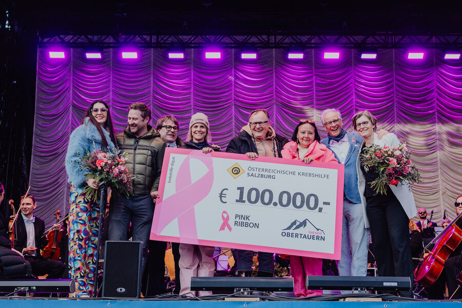  Scheckübergabe über 100.000 Euro für Pink Ribbon