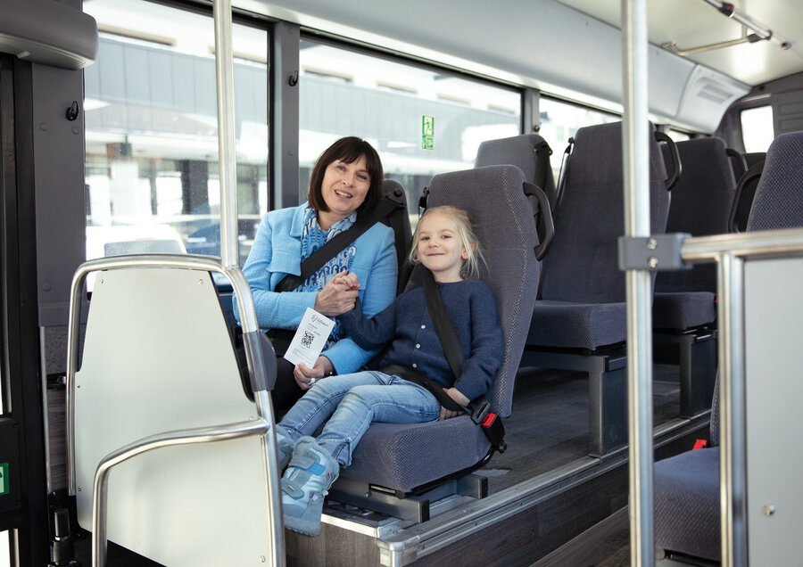 Mutter und Tochter fahren mit dem Bus