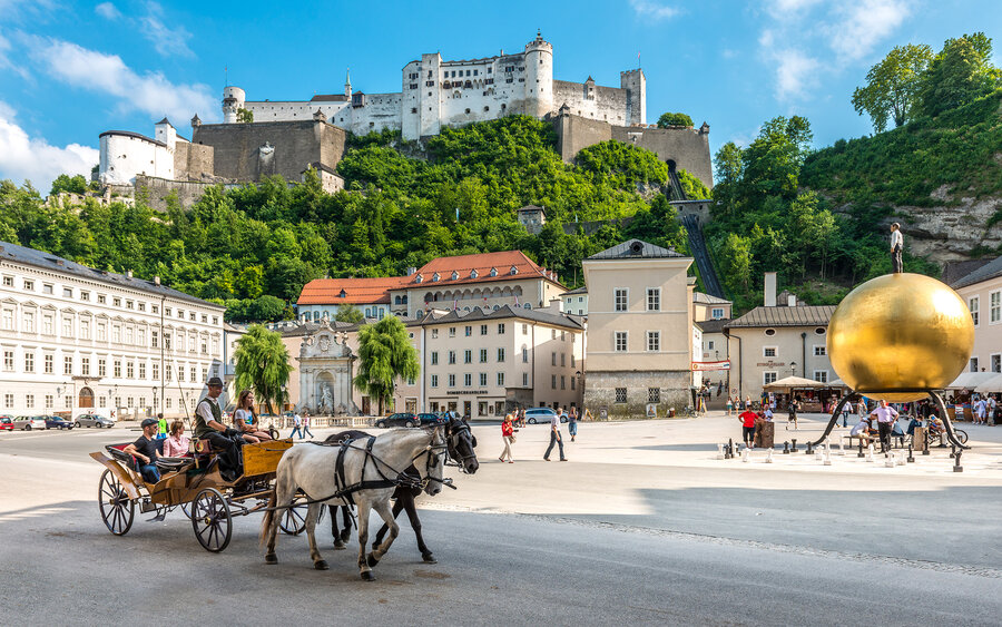 Stadt Salzburg im Sommer mit historischer Altstadt.