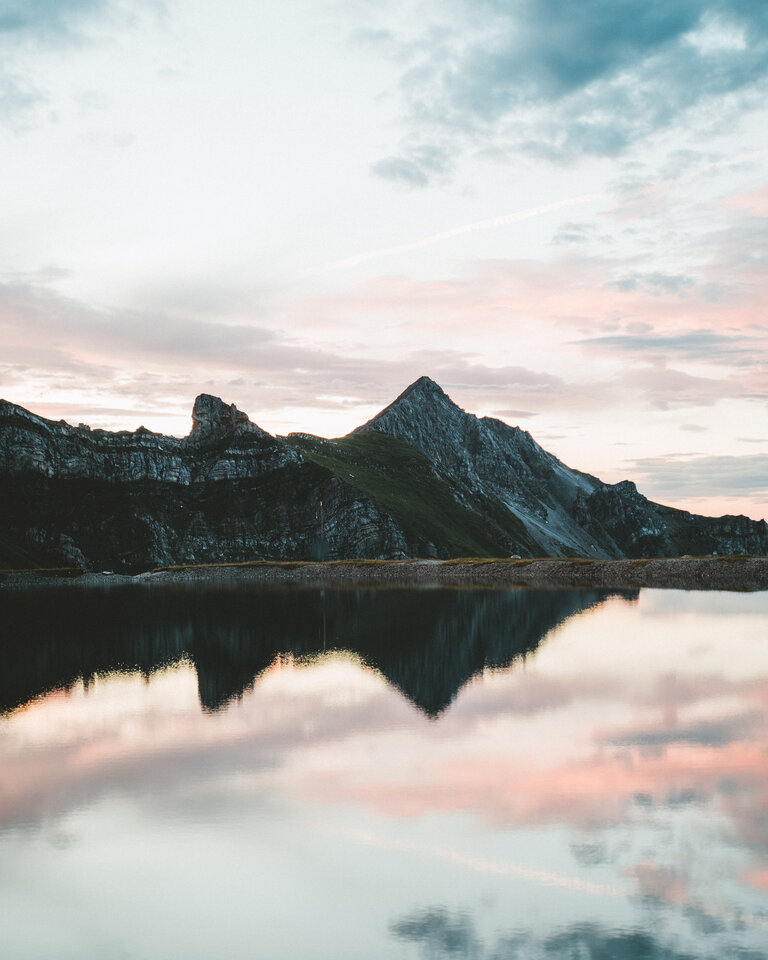See in Obertauern mit Bergen im Hintergrund in alpiner Landschaft
