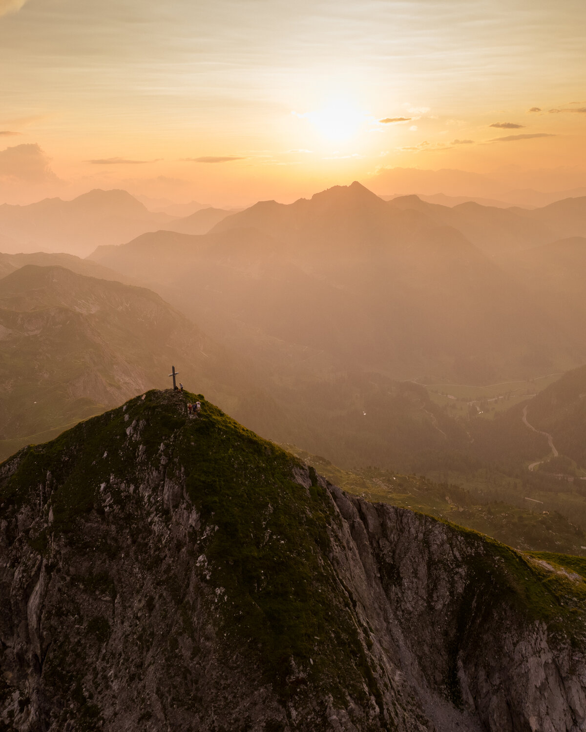 Goldener Sonnenaufgang über der Bergwelt von Obertauern