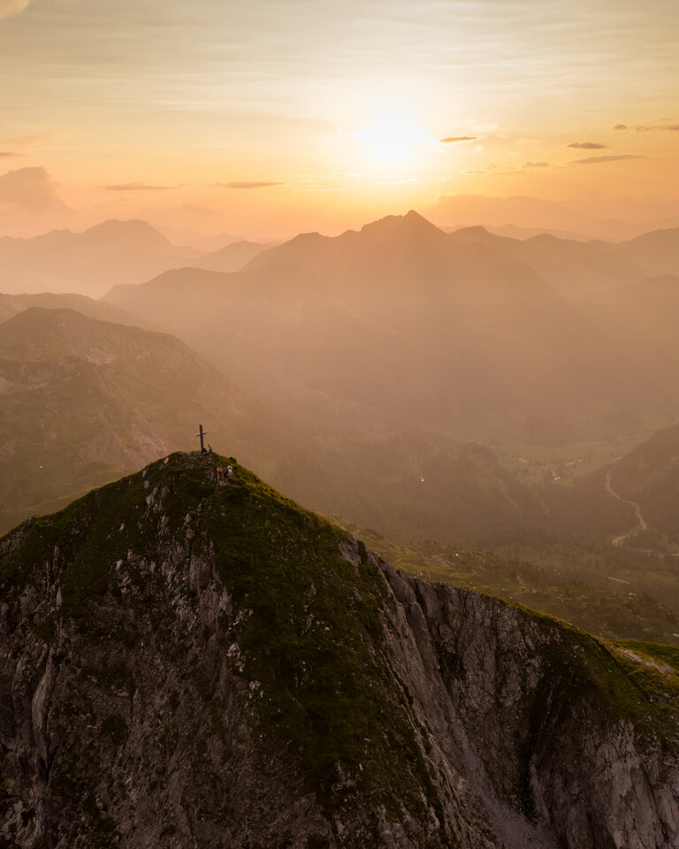 Goldener Sonnenaufgang über der Bergwelt von Obertauern