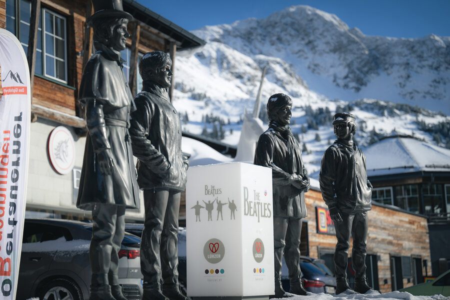 Beatles Statuen vor dem Hotel Edelweiss