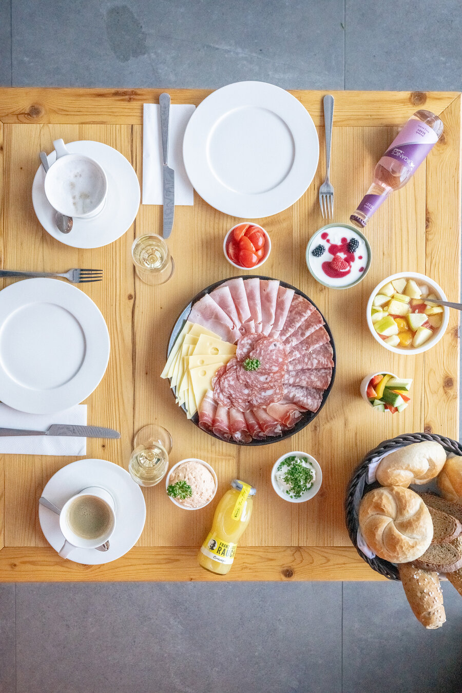 Regionales Frühstück mit Käse, Wurst, Brot und frischen Zutaten in Obertauern