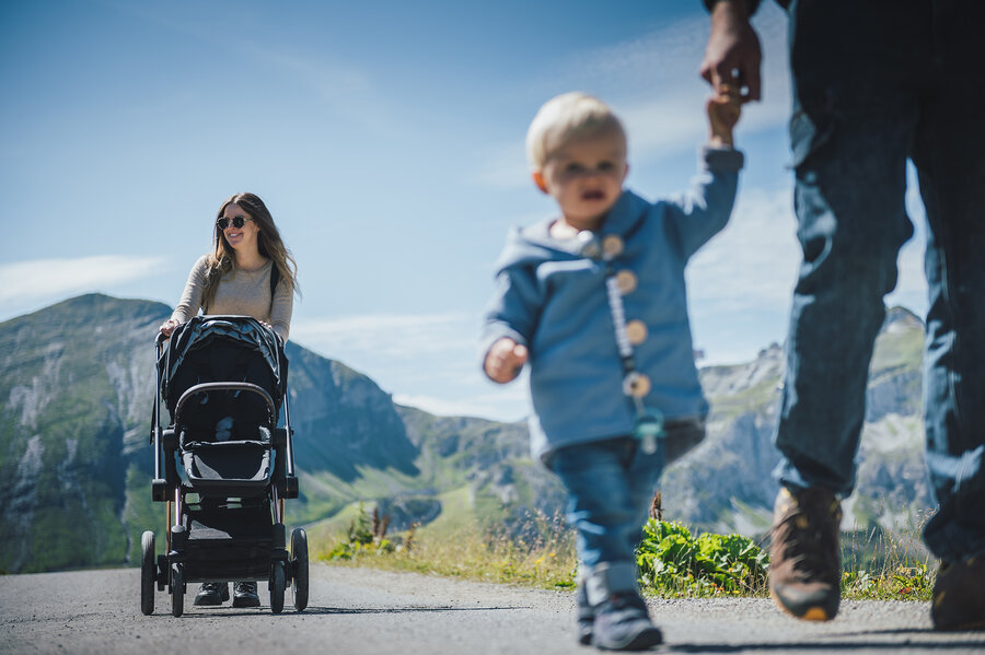 Familie mit Kinderwagen beim Spazieren in Obertauern