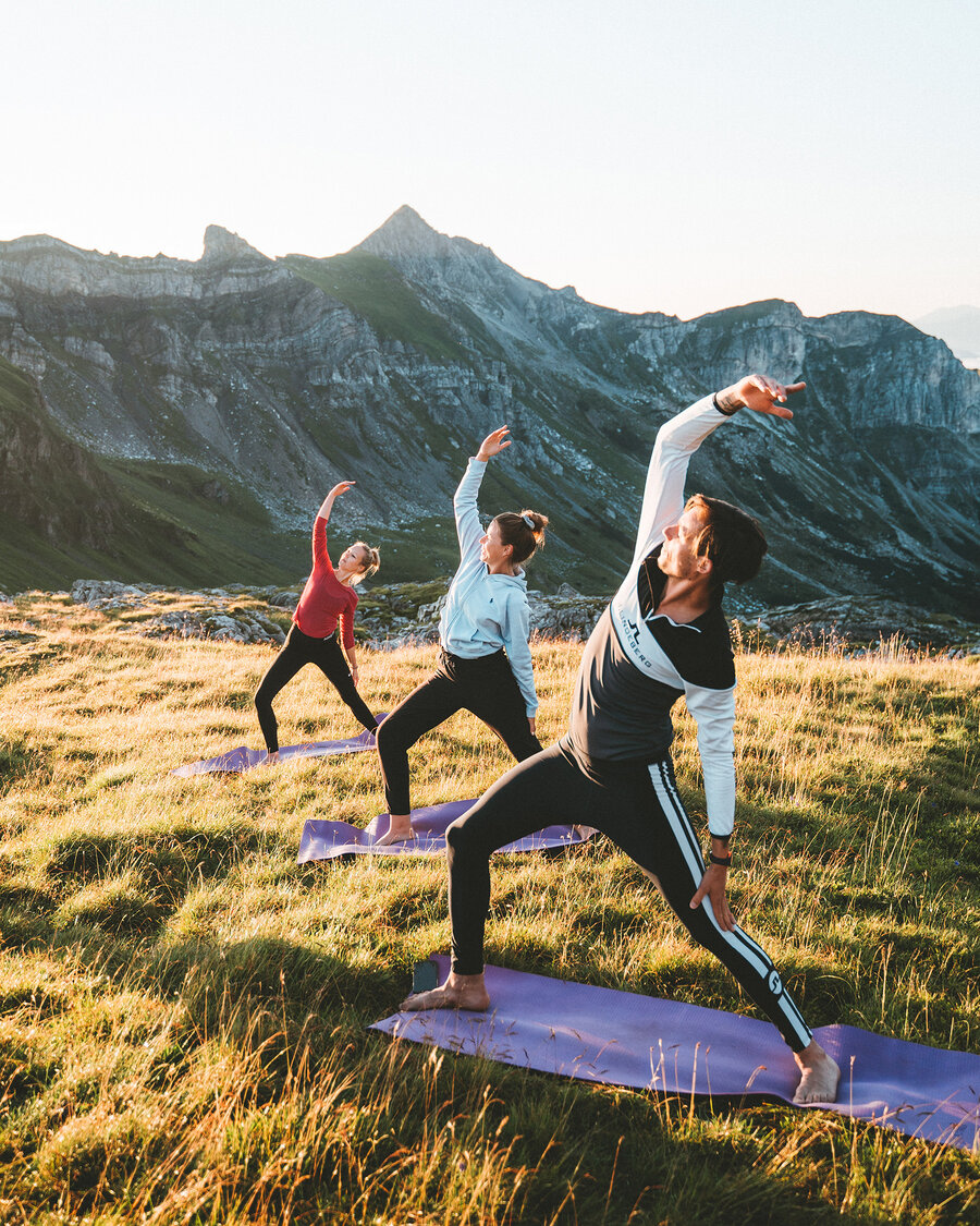 Yogastunde am Berg in alpiner Landschaft
