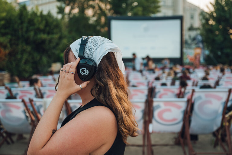 Ö3 Silent Cinema Event mit Kopfhörer im Freien.