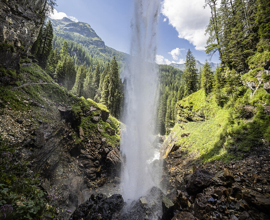 Blick hinter den Johanneswasserfall in Obertauern