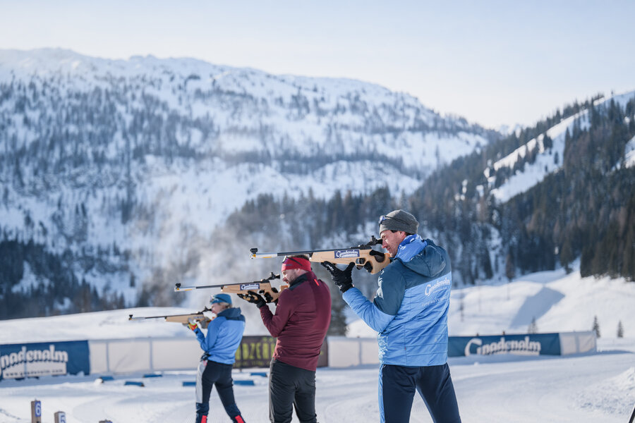 Gruppe von Biathleten beim Schießtraining auf der Gnadenalm.