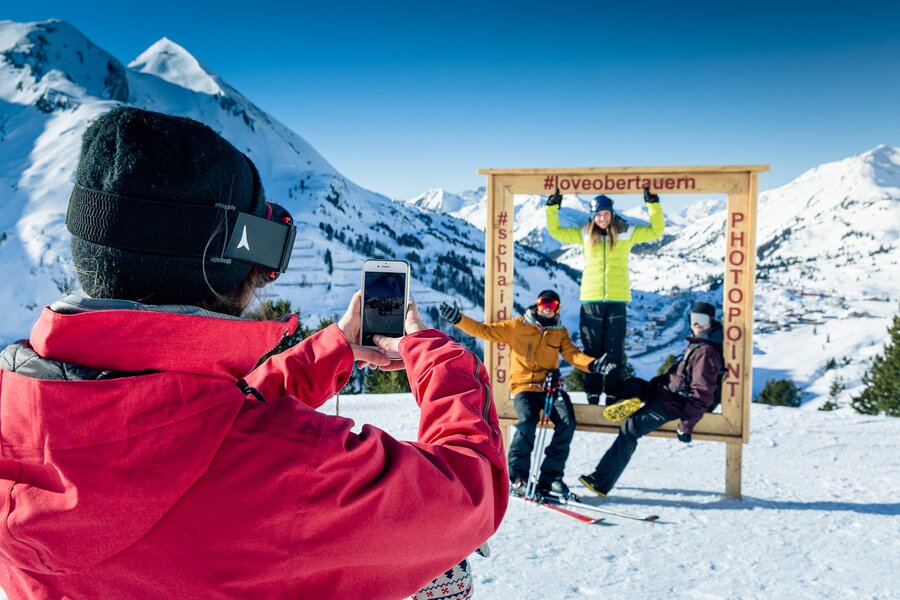 Fotopoint-Bilderrahmen in Obertauern in der winterlichen Berglandschaft.