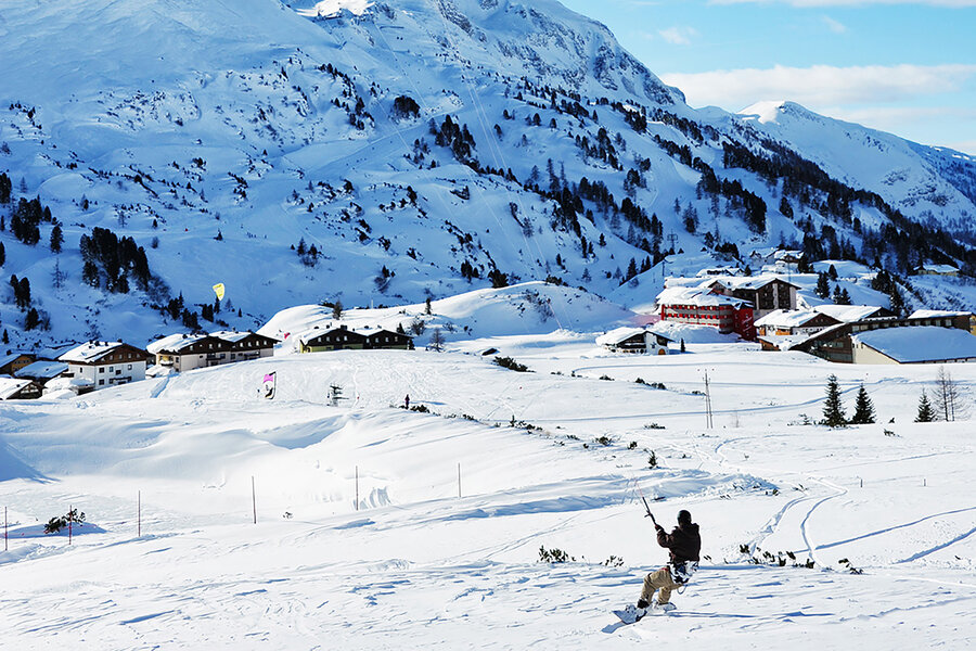 Snowkiten in der verschneiten Winterlandschaft von Obertauern.