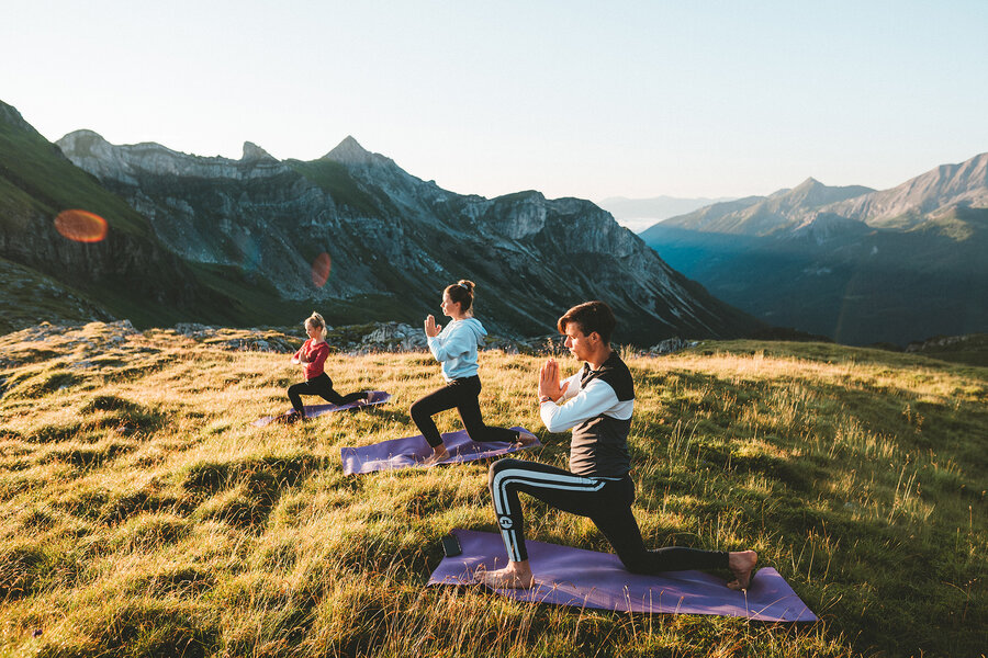 Bergyoga-Event in alpiner Umgebung inmitten der Berglandschaft.