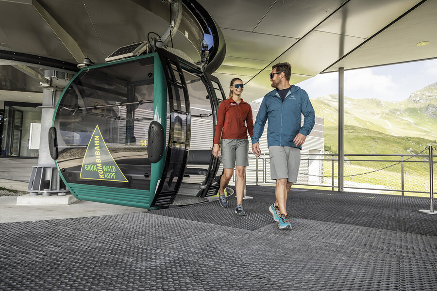 Personen steigen in Gondelbahn in Obertauern ein