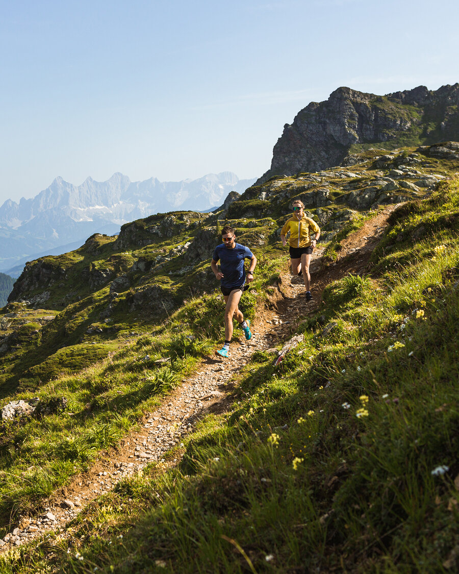 Trailrunner auf Bergpfad in alpiner Landschaft in Obertauern