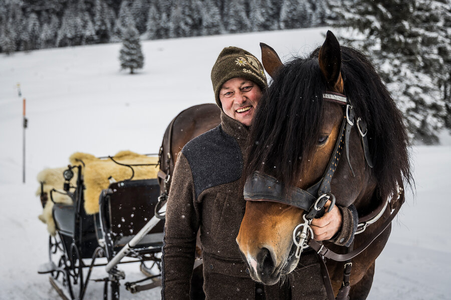  Kutscher mit Pferd in winterlicher Landschaft in Obertauern
