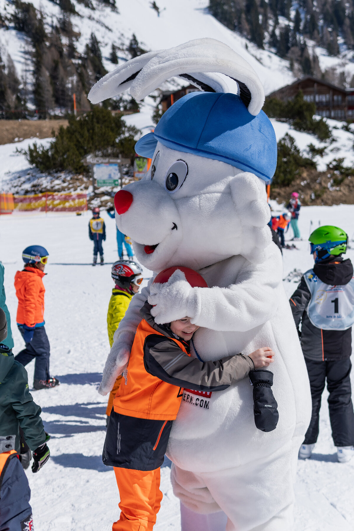 Maskottchen Bobby im Schnee in Obertauern