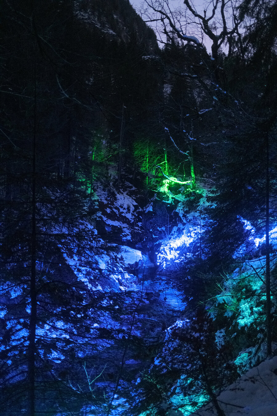 Beleuchteter Bach im winterlichen Wald beim Adventweg in Untertauern