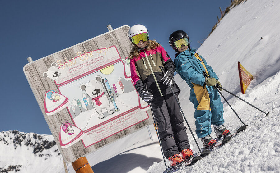 Geschwister beim Skifahren in Obertauern